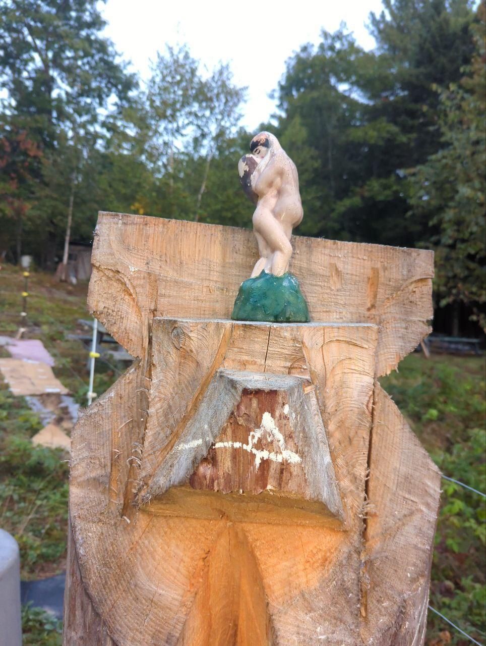 chainsaw carved wooden bear sculpture at Bartertowne, Canaan New Hampshire